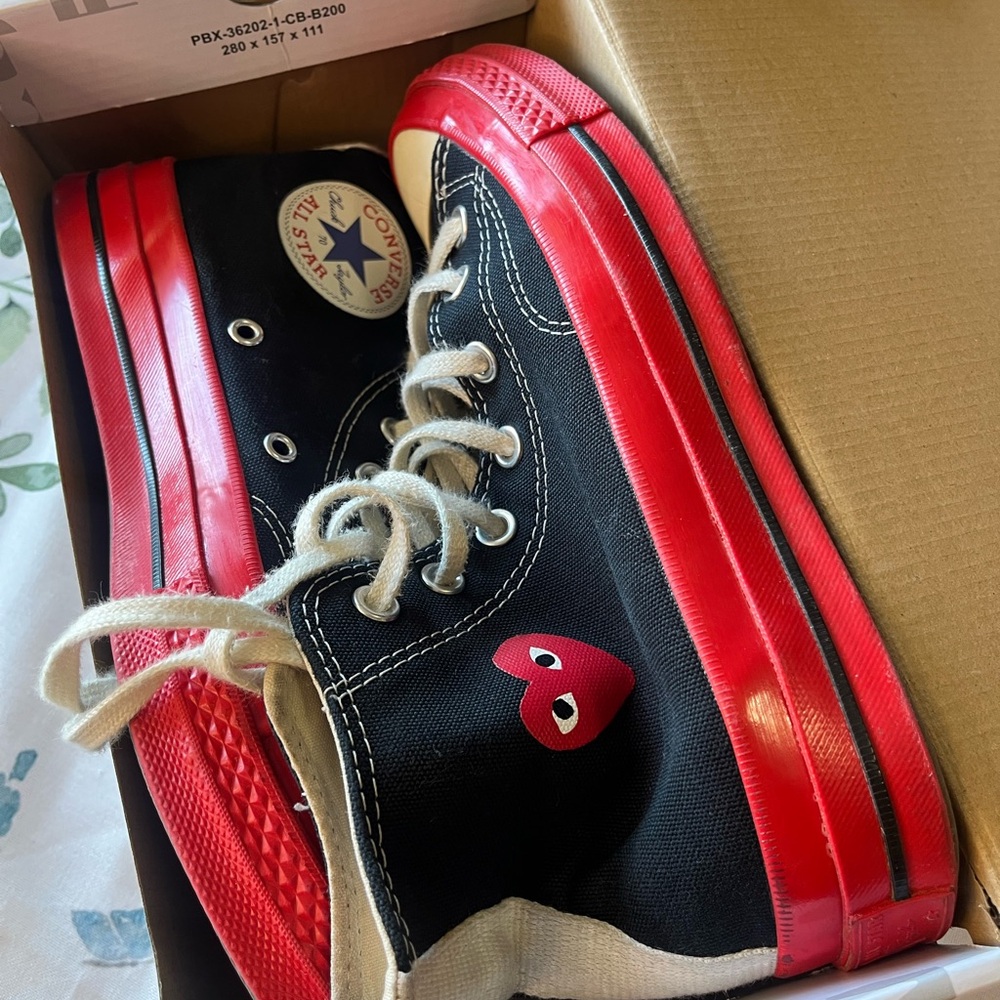 Converse women’s size 8 Black and Red High-Top Sneakers